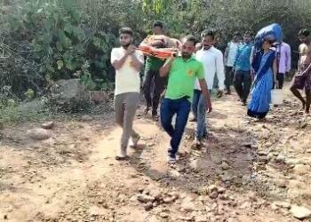 ରାସ୍ତା ସମସ୍ୟା, ଗାଁକୁ ପହଞ୍ଚି ପାରିଲାନି ଆମ୍ବୁଲାନ୍ସ, ଘରେ ପ୍ରସବ କଲେ ମହିଳା, ପ୍ରସବା ମା, ନବଜାତ ଶିଶୁ ପୁତ୍ରକୁ 6 କିମି ଷ୍ଟ୍ରେଚର ରେ ବୋହିଲେ ଆମ୍ବୁଲାନ୍ସ କର୍ମଚାରୀ