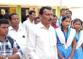 ଶିକ୍ଷକ ନିୟୁତି ଦାବିରେ ଫାଟକରେ ତାଲା ପକାଇ ଅନଶନ କଲେ ଅଭିଭାବକ : ପ୍ରତିଶୃତି ପରେ ଅନଶନରୁ ଉଠିଲେ ଅଭିଭାବକ