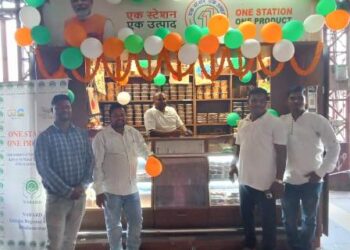 THE “ONE STATION ONE PRODUCT” STALL AT PURI RAILWAY STATION IS SHOWCASED WITH THE PRODUCTS OF FARMERS/ARTISANS PROMOTED BY NABARD.