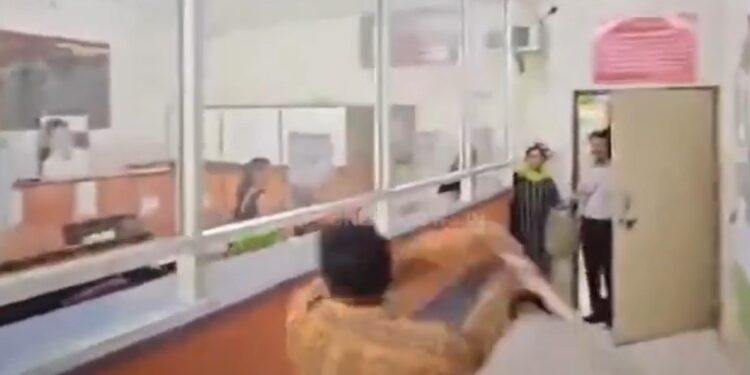 Refusal to issue hall tickets without payment of fee : MNS vandalized a school in Pune