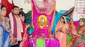 ବସନ୍ତ ପଞ୍ଚମୀ, ମା’ ବାଗ୍‌ଦେବୀଙ୍କ ପୂଜା କରୁଛନ୍ତି ଛାତ୍ରଛାତ୍ରୀ
