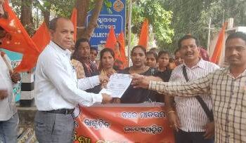 ରାୟଗଡ଼ା ଜିଲ୍ଲା ଉଜ୍ଜ୍ୱଳା ଦିଦି ସଂଘ ପକ୍ଷରୁ ମହାମହିମ ରାଷ୍ଟ୍ରପତି ଏବଂ ମାନ୍ୟବର ପ୍ରଧାନମନ୍ତ୍ରୀଙ୍କୁ ୩ ଦଫା ଦାବି ପତ୍ର ପ୍ରଦାନ