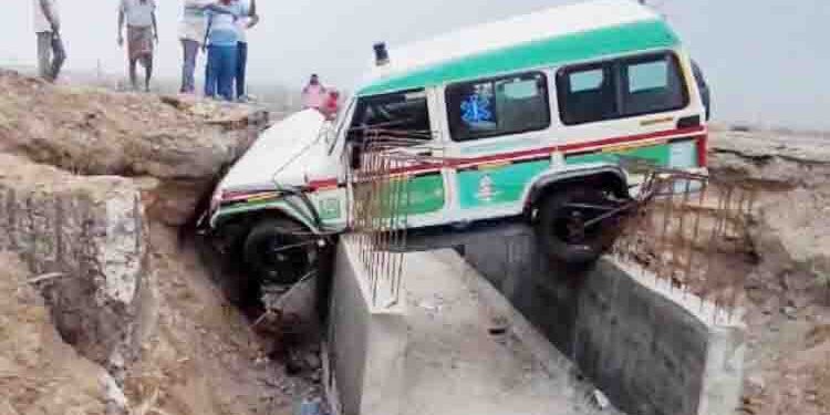 ନୀଳଗିରି : ପୋଲରେ ଝୁଲିଲା ଆମ୍ବୁଲାନ୍ସ