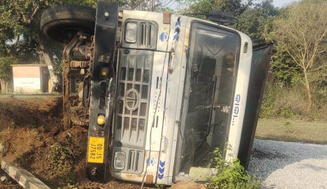 ରାସ୍ତା କଡ଼କୁ ଓଲଟିଲା ଚିପ୍ସ ବୋଝଇ ହାଇୱା ଗାଡି, ଭାଙ୍ଗିଲା ବିଦ୍ୟୁତ ଖୁଣ୍ଟ , ଛିଡ଼ିଲା ତାର , ହାଇୱା ଗାଡି ଭୟରେ ଜନସାଧାରଣ ଆତଙ୍କିତ