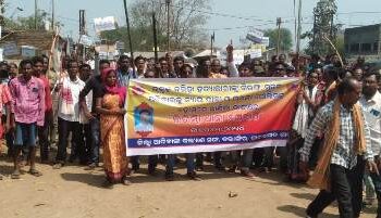 ଉଜ୍ୱଳ ବରିହାଙ୍କ ହତ୍ୟାକାରୀଙ୍କୁ ଗିରଫ ଦାବିରେ ଲରମ୍ଭl ଥାନା ଘେରିଲା ଜିଲ୍ଲା ଆଦିବାସୀ କଲ୍ୟାଣ ସଙ୍ଘ