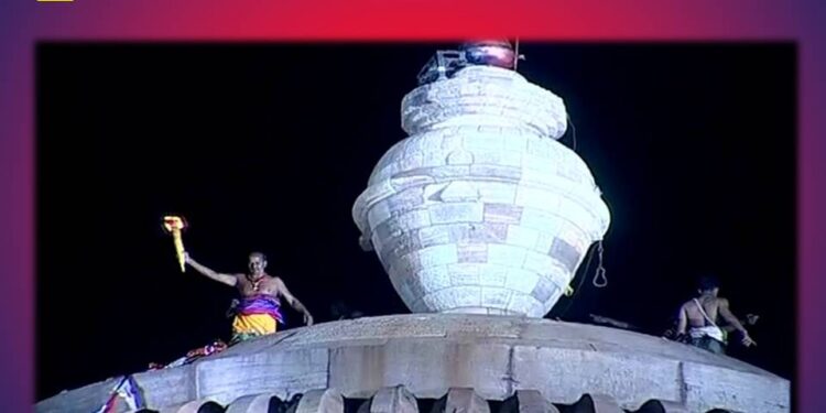 ଶ୍ରୀଲିଙ୍ଗରାଜ ମନ୍ଦିରରେ ରାତି ୧୦ଟା ୧୫ ମିନିଟ ସମୟରେ ମହାଦୀପ ଉଠିଲା