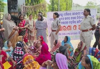 ସରକାରୀ ଜାଗା ଜବର ଦଖଲ ଉଚ୍ଛେଦ ଦାବିରେ ; ତହସିଲ କାର୍ଯ୍ୟାଳୟ ସମ୍ମୁଖରେ ଗଣଧାରଣା । 