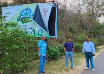 ନିର୍ବାଚନ ଘୋଷଣା ପରେ ଆଦର୍ଶ ଆଚରଣ ବିଧି ଲାଗୁ, ସ୍ଥାନୀୟ ପ୍ରଶାସନ ମୋହନା ନିର୍ବାଚନ ମଣ୍ଡଳୀରୁ ହଟାଇଲା ହୋଡ଼ିଂ