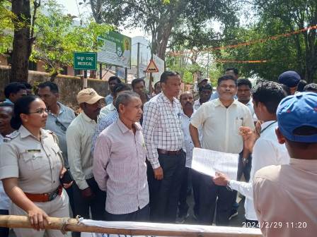 ସଗିସାହି ରାସ୍ତା ନିର୍ମାଣ ଦାବି ନେଇ ୮ ଘଣ୍ଟା ଧରି ପାରଳାଖେମଣ୍ଡି : ମୋହନା ମୁଖ୍ୟ ରାସ୍ତା ଅବରୋଧ – ପ୍ରତିସୃତି ପରେ ରାସ୍ତା ଅବରୋଧ ହଟିଲା