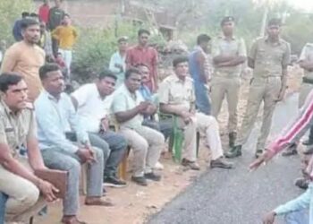 ନିମ୍ନ ମାନ ରାସ୍ତା ନିର୍ମାଣ ଯୋଗୁ : ଏସଡିଓ ଏବଂ କନିଷ୍ଠ ଯନ୍ତ୍ରୀଙ୍କୁ ୮ ଘଣ୍ଟା ଅଟକ