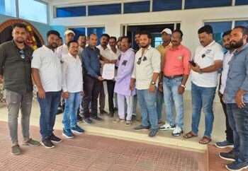 ପାଞ୍ଚଦଫା ଦାବି ନେଇ ଜିଲ୍ଲାର ବିଭିନ୍ନ ସାମ୍ବାଦିକ ସଂଘ ତରଫରୁ ଜିଲ୍ଲାପାଳଙ୍କ ଜରିଆରେ ମୁଖ୍ୟମନ୍ତ୍ରୀଙ୍କୁ ଦାବି ପତ୍ର ପ୍ରଦାନ        ।