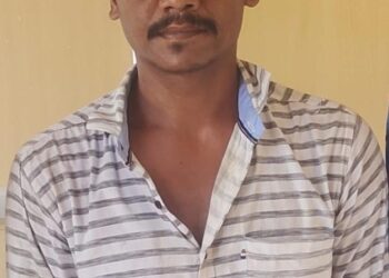 Police officers involved in smuggling have been suspended for one year