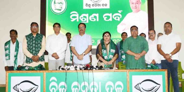 ନୟାଗଡ଼ : ଇରାନୀଙ୍କ ସମେତ ଶତାଧୀକ ସମର୍ଥକ ବିଜେଡିରେ ଯୋଗ ଦେଲେ