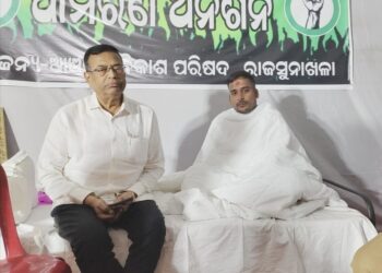ତିନିଦିନ ରେ ଅନଶନ : ଭେଟିଲେ ବିଧାୟକ ଏବଂ ତହସିଲଦାର ବିଗିଡ଼ିଲା ଅନଶନକାରୀ ଙ୍କ ସ୍ୱାସ୍ଥ୍ୟlଅବସ୍ଥା