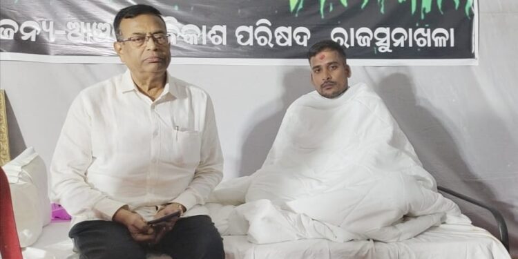 ତିନିଦିନ ରେ ଅନଶନ : ଭେଟିଲେ ବିଧାୟକ ଏବଂ ତହସିଲଦାର ବିଗିଡ଼ିଲା ଅନଶନକାରୀ ଙ୍କ ସ୍ୱାସ୍ଥ୍ୟlଅବସ୍ଥା
