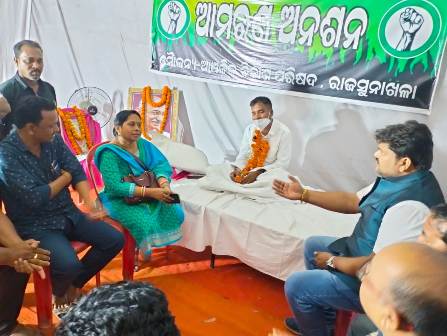 ଅନଶନ କୁ ଛୁଟିଲା ନେତାଙ୍କ ସୁଅ ଏଡି ଏମ ଦେଲେ ପ୍ରତିଶୃତି : ଚତୁର୍ଥ ଦିନରେ ଭଙ୍ଗ ହେଲା ଆମରଣ ଅନଶନ