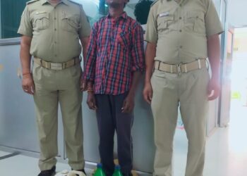 ଖପ୍ରାଖୋଲ ପୋଲିସ ର ଚଢ଼ାଉ : ତୁର୍ଲା ଗାଁ ନିକଟରୁ ୧୩ଲିଟର ଦେଶୀ ମହୁଲି ମଦ ଜବତ – ଜଣେ କୋର୍ଟ ଚାଲାଣ