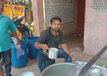 ପଥଚାରୀ କୁଂ ଦହିପଣା ବଣ୍ଟନ କଲେ : ଟାକରା ସିଦ୍ଧେଶ୍ବର ବଣିକସଂଘ