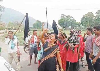 କଂଗ୍ରେସ ସାଂସଦ ପ୍ରାର୍ଥୀ ସପ୍ତଗିରି ଉଲ୍ଲାକା ଙ୍କୁ ବିରୋଧ : କଳା ପତାକା ଦେଖାଇ କଲେ ବିରୋଧ ପ୍ରଦର୍ଶନ