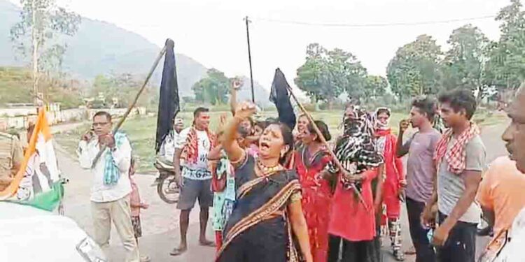 କଂଗ୍ରେସ ସାଂସଦ ପ୍ରାର୍ଥୀ ସପ୍ତଗିରି ଉଲ୍ଲାକା ଙ୍କୁ ବିରୋଧ : କଳା ପତାକା ଦେଖାଇ କଲେ ବିରୋଧ ପ୍ରଦର୍ଶନ