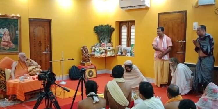 ଜଗତଗୁରୁଙ୍କ ଆଶୀର୍ବାଦ ଭିକ୍ଷା କଲେ ସୁଜିତ