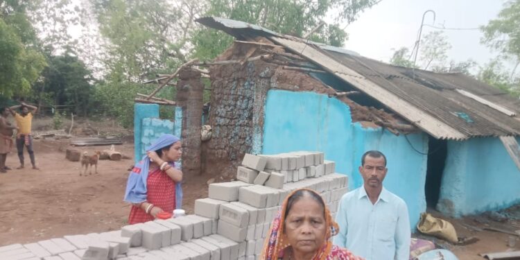 କାଳବୈଶାଖୀ ରେ ଭାଙ୍ଗିଲା ବହୁ ଆଜବେଷ୍ଟସ ଘର
