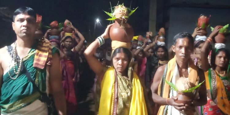 ବୁଢିବାହାଲ ରେ ଷୋହଳ ପ୍ରହର ନାମ ଯଜ୍ଞ ପାଇଁ କଳସ ଶୋଭାଯାତ୍ରା