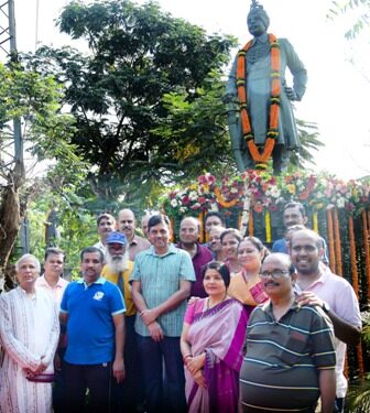 ମହାରାଜା ଶ୍ରୀ କୃଷ୍ଣଚନ୍ଦ୍ର ଗଜପତି ନାରାୟଣ ଦେବଙ୍କ ରାଜ୍ୟସ୍ତରୀୟ ଜୟନ୍ତୀ ପାଳନ ଅବସରରେ ପ୍ରତିମୂର୍ତ୍ତିରେ ମାଲ୍ୟାର୍ପଣ