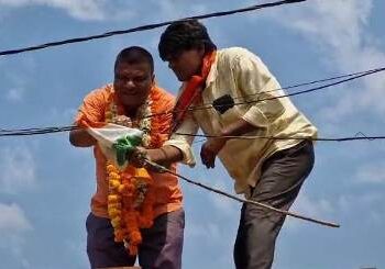 ଦୁଆର ଦୁଆର  ବୁଲି ଭୋଟ ପାଇଁ ଆଶିର୍ବାଦ ଭିକ୍ଷା କରୁଥିବାବେଳେ : ବିଜେପି ଯୁବ ନେତା ତାପସ ମାର୍ଥା ଦେଶର ଜାତୀୟ ପତାକା କୁ ଦେଲେ ସମ୍ମାନ