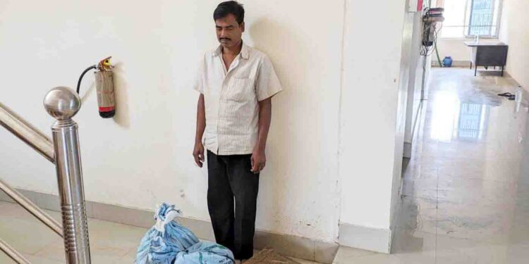 ସରକାରୀ ମଦ ଦୋକାନ ରୁ ବେସରକାରୀ ମଦ ଜବତ ଗିରଫ