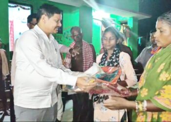 ଅଗ୍ନିବିପନ ପରିବାରକୁ ଭେଟି ସହାୟତାର ହାତ ବଢାଇଲେ – ଦଶପଲ୍ଲା ବିଧାୟକ