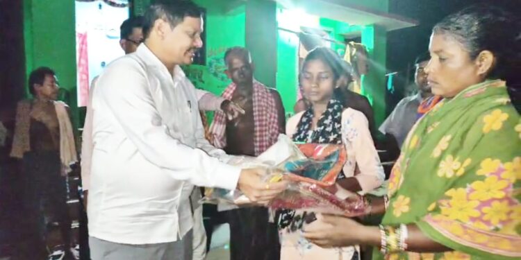 ଅଗ୍ନିବିପନ ପରିବାରକୁ ଭେଟି ସହାୟତାର ହାତ ବଢାଇଲେ – ଦଶପଲ୍ଲା ବିଧାୟକ