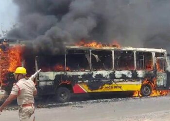 ଢେଙ୍କାନାଳ ୫୫ ନମ୍ବର ଜାତୀୟ ରାଜପଥରେ : ଅଚାନକ ନିଆଁ ଲାଗି ଜଳିଗଲା ଯାତ୍ରୀବାହୀ ବସ 