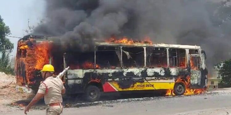 ଢେଙ୍କାନାଳ ୫୫ ନମ୍ବର ଜାତୀୟ ରାଜପଥରେ : ଅଚାନକ ନିଆଁ ଲାଗି ଜଳିଗଲା ଯାତ୍ରୀବାହୀ ବସ 