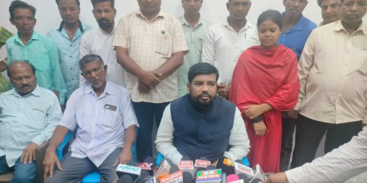 ମୋହନା ବିଧାୟକ ଦାଶରଥି ଗମାଙ୍ଗ ନିର୍ବାଚନ ପ୍ରାର୍ଥୀ ଘୋଷଣା ପୂର୍ବରୁ ବିରୋଧୀ ଦଳ କୁ ତେରଛା ବାଣ ମାରି ଘାଇଲା କଲେ