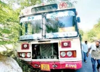 ଅଳ୍ପକେ ବର୍ଷିଲେ ଯାତ୍ରୀ : ବୁଢୀଶୀଳ ଘାଟିରେ ଖସିଲା ବସ୍