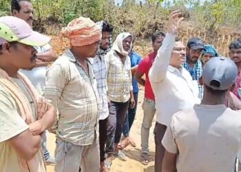 ଛେଳିଗଡ ଜଳପ୍ରକଳ୍ପ ଅଧିକାରୀଙ୍କୁ ୪ ଘଣ୍ଟା ରଖିଲେ ବୁଢୀ ଅଞ୍ଚଳବାସୀ – ପ୍ରତିଶୃତି ଛାଡିଲେ