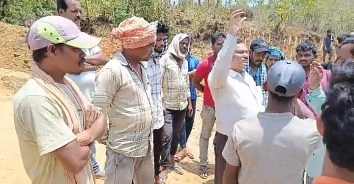 ଛେଳିଗଡ ଜଳପ୍ରକଳ୍ପ ଅଧିକାରୀଙ୍କୁ ୪ ଘଣ୍ଟା ରଖିଲେ ବୁଢୀ ଅଞ୍ଚଳବାସୀ – ପ୍ରତିଶୃତି ଛାଡିଲେ