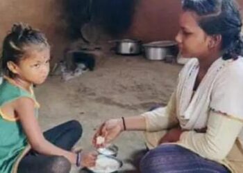 ଅନାଥ ୨ ଭଉଣୀ ଚାନ୍ଦିନୀ ଓ ନନ୍ଦିନୀ ମୁଠାଏ ଖାଦ୍ୟ ପାଇଁ ବାରଦୁଆର ହେଉଛନ୍ତି