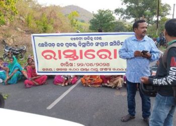 ଛେଳିଗଡ ଜଳପ୍ରକଳ୍ପ ସଂଗ୍ରାମ ସମିତିଙ୍କ ଦ୍ବାରା ୧୫ ଦଫା ଦାବି ନେଇ ରାସ୍ତାରୋକ, ଲିଖିତ ପ୍ରତିଶୃତି ପରେ ହଟିଲା            ।