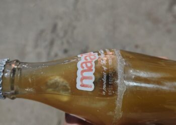 ଖାଦ୍ୟ,ପାନୀୟ ଦୋକାନରେ କାଁ ଭାଁ ଚଢ଼ଉ : ମୃଦୁ ପାନୀୟ ବୋତଲରେ ମଲା ଝିଟିପିଟି – ଗ୍ରାହକ ଆତଙ୍କିତ