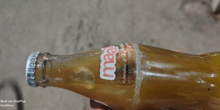 ଖାଦ୍ୟ,ପାନୀୟ ଦୋକାନରେ କାଁ ଭାଁ ଚଢ଼ଉ : ମୃଦୁ ପାନୀୟ ବୋତଲରେ ମଲା ଝିଟିପିଟି – ଗ୍ରାହକ ଆତଙ୍କିତ