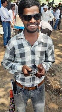 ଆଗ୍ରହ ଏମିତି ,ପ୍ରାର୍ଥୀପତ୍ର ଦେଖିବାକୁ ସୁନାବେଡ଼ା ରୁ କୋରାପୁଟ କୁ ଆସିଥିବା ଜଣେ ଦୃଷ୍ଟି ବାଧିତ