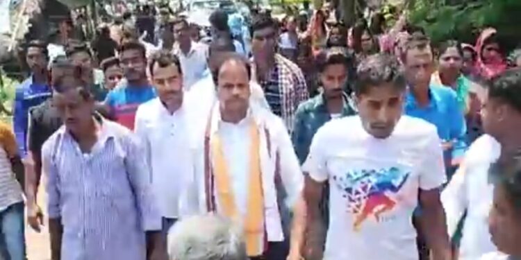 ମାହାଙ୍ଗା ରେ ରସାତଳଗାମୀ ହେବ ବିଜେପି, ସାରଦାଙ୍କ କବଜାରେ ବିଜେପି କର୍ମୀ, ହାତଗଣତି ପିଲାଙ୍କୁ ଧରି ପୁସିଂ ବାଣ୍ଟୁଛନ୍ତି ବିଜେପି ବିଧାୟକ ପ୍ରାର୍ଥୀ ସୁମନ୍ତ
