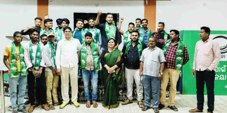 ଶକ୍ତିଶାଳୀ ହେଉଛି ବିଜେଡି : ବଡ଼ପଣ୍ଡୁସରର ୨୪ ବିରୋଧି ନେତା ବିଜେଡିରେ ସାମିଲ