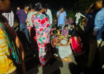 ବିଦ୍ୟୁତ୍ ଆଘାତରେ ବିଦ୍ୟୁତ୍ କର୍ମଚାରୀ ମୃତ୍ୟୁ, ଶବରଖି କ୍ଷତି ପୂରଣ ଦାବୀରେ ରାସ୍ତା ରୋକ …