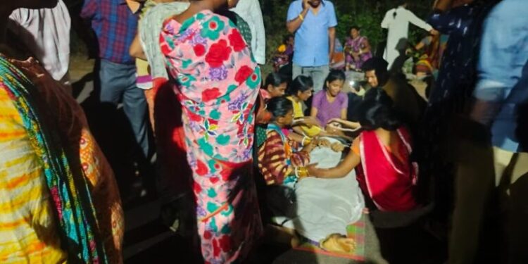 ବିଦ୍ୟୁତ୍ ଆଘାତରେ ବିଦ୍ୟୁତ୍ କର୍ମଚାରୀ ମୃତ୍ୟୁ, ଶବରଖି କ୍ଷତି ପୂରଣ ଦାବୀରେ ରାସ୍ତା ରୋକ …