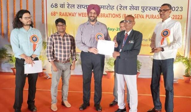 खोरधारोड मंडल द्वारा ६८वां रेल सप्ताह पुरस्कार समारोह-“रेल सेवा पुरस्कार”-२०२३. ६५रेलवे कर्मचारियों को रेल सेवा पुरस्कार-२०२३से सम्मानित किया गया