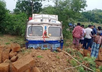 ଭାରସାମ୍ୟ ହରାଇ ଘର ଉପରେ ଚଢ଼ିଗଲା ଗ୍ୟାସ ବୋଝେଇ ଟ୍ରକ