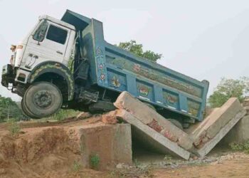 ନବ ନିର୍ମିତ ବ୍ରିଜ୍ ଭାଙ୍ଗି ଦୁଇ ଖଣ୍ଡ ; ଯନ୍ତ୍ରୀ ଓ ଠିକାଦାରଙ୍କ ମଧୁଚନ୍ଦ୍ରିକା